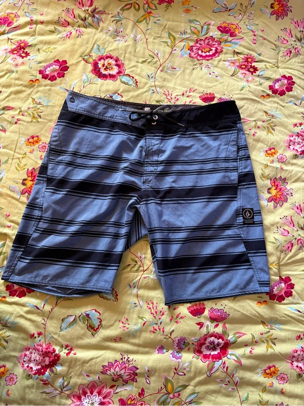 Volcom NWOT Mod-tech striped blue board shorts men’s 36 8” Inseam